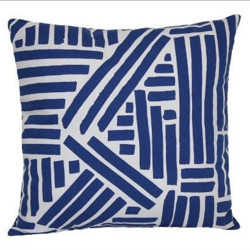 EUC! Set of 4! Geometric Blue and White Outdoor Throw Pillows